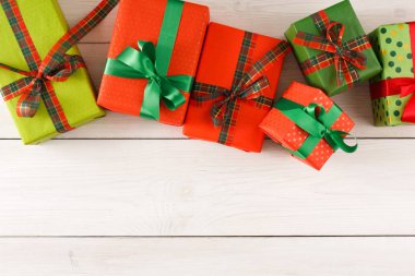 Noel hediye kutuları, ahşap masa arka plan üzerinde Üstten Görünüm.