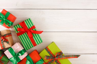 Noel hediye kutuları, ahşap masa arka plan üzerinde Üstten Görünüm.