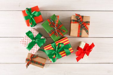 Renkli kağıt kırmızı, yeşil saten şerit yay ile dekore edilmiş modern el yapımı hediyeler