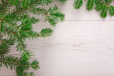 Noel ağacı dalları arka planda