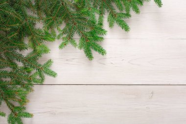 Noel ağacı dalları arka planda