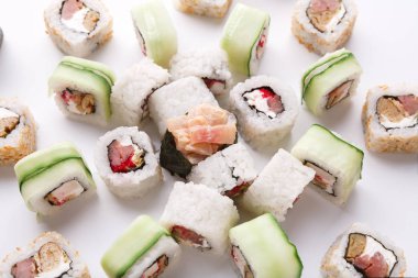 Suşi, maki ve beyaz arka plan üzerinde izole rulo