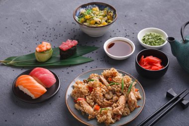 Tablo ile Asya yemekleri servis