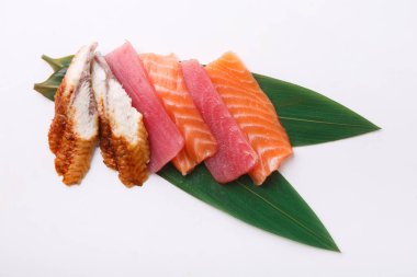 Sashimi beyaz izole bambu yaprak üzerinde ayarla