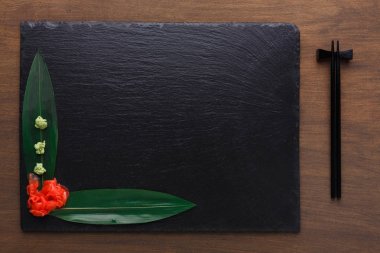 Boş rustik siyah arduvaz taş kaplama ahşap arka plan üzerinde