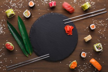 Boş rustik siyah arduvaz taş kaplama ahşap arka plan üzerinde