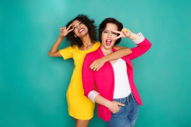 Azur studio arka plan eğlenceli sahip iki kız arkadaşım