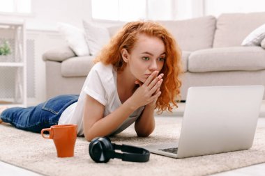 Dizüstü bilgisayar kullanan düşünceli öğrenci kız