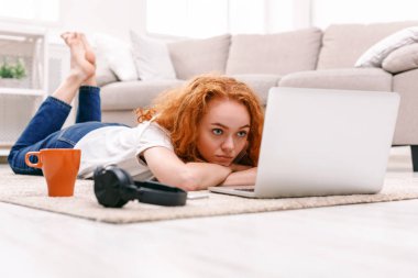 Dizüstü bilgisayar kullanan düşünceli öğrenci kız