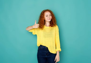 Genç güzel kadın portre başparmak ile