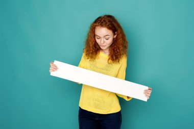 Boş beyaz bayrak tutan genç kadın