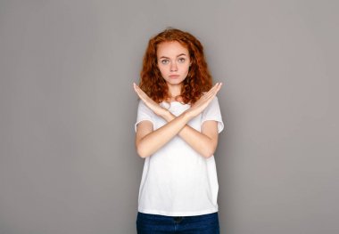 Dur işareti çapraz elle yapma kadın