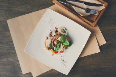 Salata sebze ve ahtapot top ile göster