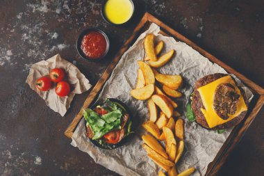 Hamburger menü üzerinde ahşap tepsi üstten görünüm götürün