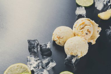 Siyah arka plan üzerine buzlu dondurma kaşık toz