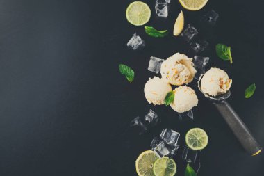 Siyah arka plan üzerine buzlu dondurma kaşık toz