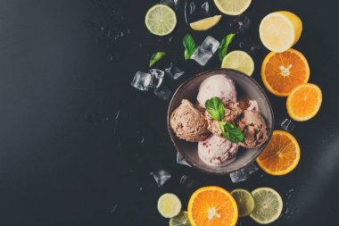 Siyah arka plan üzerine kase dondurma kaşık toz