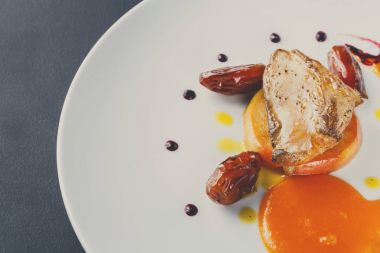 Kavrulmuş kaz ciğeri tarihi meyve ve elma ile