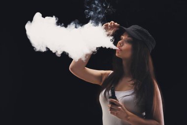 Genç kadın vaping e-sigara dumanlı siyah