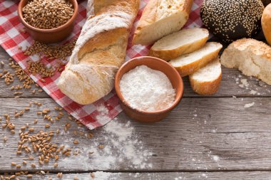 Kırsal ahşap üzerinde kopyalama alanı olan ekmek arkaplanı