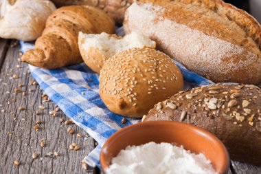 Kırsal ahşap üzerinde kopyalama alanı olan ekmek arkaplanı