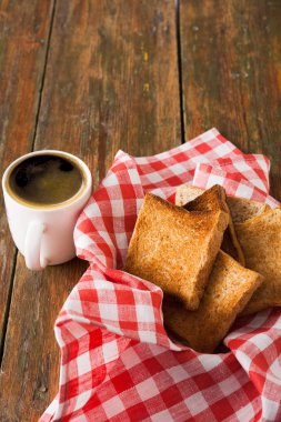 Kahvaltı arka plan, tost ve kahve rustik ahşap üzerine