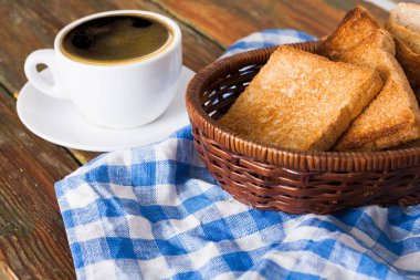 Kahvaltı arka plan, tost ve kahve rustik ahşap üzerine