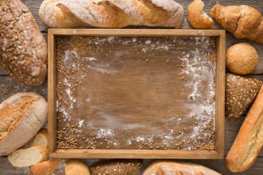 Ekmek fırın arka plan. Kahverengi ve beyaz buğday tahıl somun comp