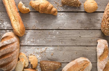 Kırsal ahşap üzerinde kopyalama alanı olan ekmek arkaplanı