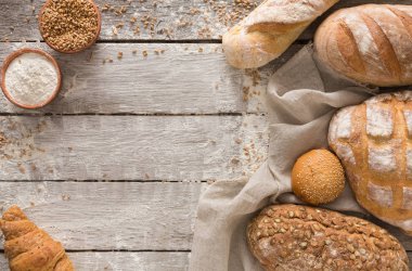 Kırsal ahşap üzerinde kopyalama alanı olan ekmek arkaplanı