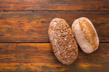 Fırın kavramı arka plan. Ekmek somun ellerini tutun