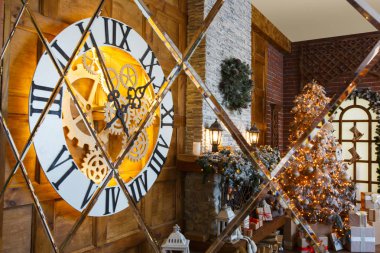 Noel iç çam ağacı ve aynada yansıtan şömine ile rahat