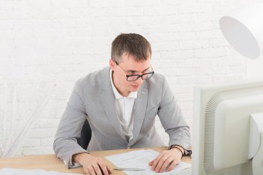 Bilgisayarlı genç işadamı