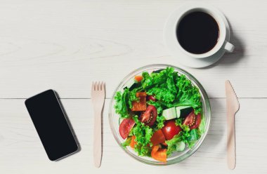 Sağlıklı bir iş öğle yemeği aperatif ofis, sebze salata kasesi
