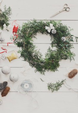 Yaratıcı DIY hobi. El yapımı craft Noel dekorasyon, süsleme ve çelenk