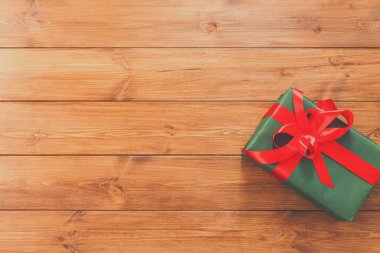 Ahşap arka plan kopya alanı ile hediye kutusunda mevcut