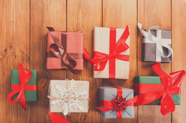 Bir sürü hediye kutuları odun, kağıt Noel hediyeleri