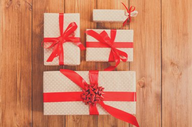 Bir sürü hediye kutuları odun, kağıt Noel hediyeleri