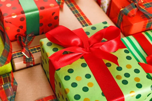 Renkli kağıt kırmızı, yeşil saten şerit yay ile süslenmiş şık yaratıcı sunar