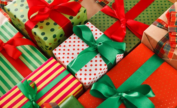 Lots of xmas gift boxes. Crop, closeup — Stock Photo, Image