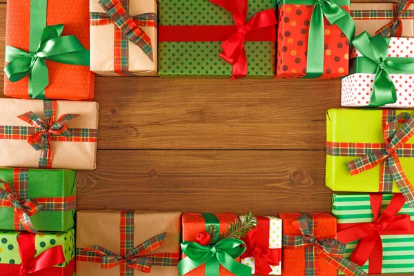 Yaratıcı Noel hediye kutuları ahşap arka plan üzerinde bir sürü