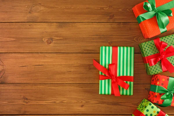 Renkli paketleri yılbaşı, Sevgililer günü veya doğum günü için kırmızı, yeşil şeritler ile sınır. Üstten Görünüm, kopya alanı