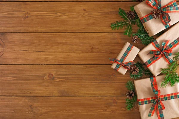 Cajas de regalo coloridas para cualquier día festivo sobre fondo de madera — Foto de Stock