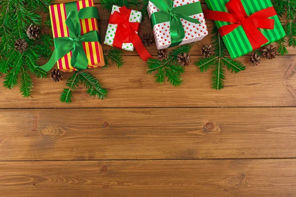 Ahşap arka plan üzerinde herhangi bir tatil için renkli mevcut kutuları