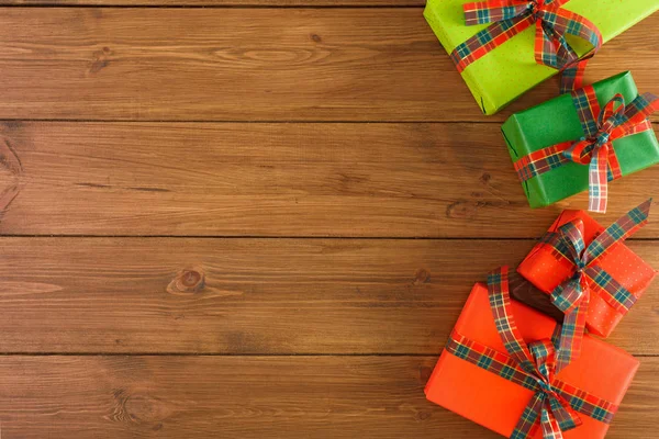Noel hediye kutuları, ahşap masa arka plan üzerinde Üstten Görünüm.