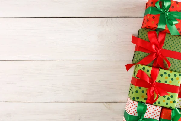 Noel hediye kutuları, ahşap masa arka plan üzerinde Üstten Görünüm.