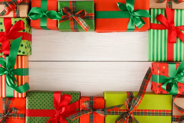 Yaratıcı Noel hediye kutuları ahşap arka plan üzerinde bir sürü