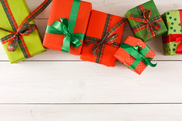 Noel hediye kutuları, ahşap masa arka plan üzerinde Üstten Görünüm.