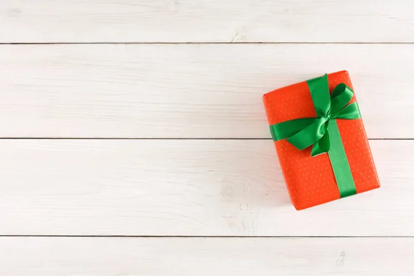 De doos van de gift van Kerstmis op witte houten tafel. Bovenaanzicht met kopie ruimte — Stockfoto