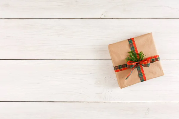 Coffret cadeau de Noël sur table en bois blanc. Vue supérieure avec espace de copie — Photo